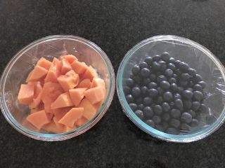 蓝莓木瓜思慕雪,把木瓜和蓝莓装入可以冷冻食品的容器里，包上保鲜膜，