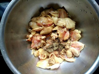 辣子鸡肉,鸡肉放盆子里，放入两勺生抽两勺料酒，一点盐，适量胡椒粉