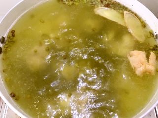 绿豆莲藕筒骨汤,绿豆煮进去就是美美的绿色啦，如果你不想煮成红色的汤，就全程不要盖盖子哦