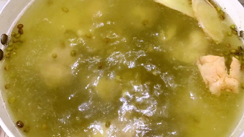 绿豆莲藕筒骨汤,绿豆煮进去就是美美的绿色啦，如果你不想煮成红色的汤，就全程不要盖盖子哦