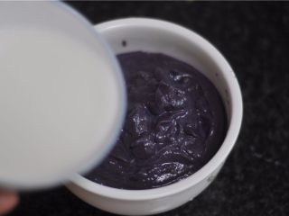 紫薯芒果慕斯杯,紫薯泥加入慕斯液
