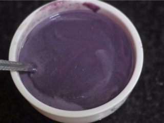紫薯芒果慕斯杯,搅拌成均匀的紫薯慕斯，芒果慕斯同样做好
