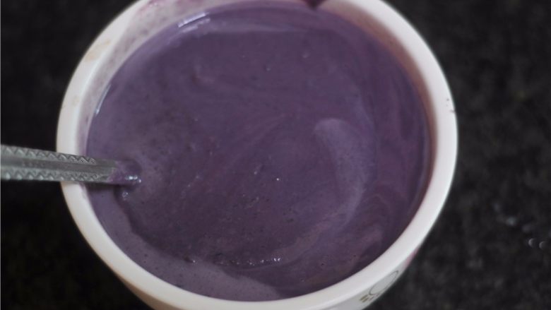 紫薯芒果慕斯杯,搅拌成均匀的紫薯慕斯，芒果慕斯同样做好