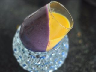 紫薯芒果慕斯杯,放冰箱冷藏变硬，将杯子斜过来，倒入芒果慕斯，继续放入冰箱冷藏至变硬
