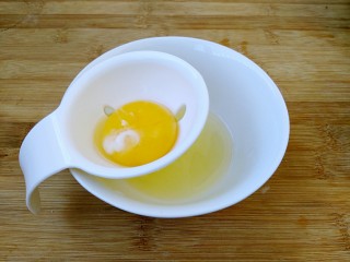自制蛋黄沙拉酱,用分离器将蛋黄蛋清分离，只留蛋黄！