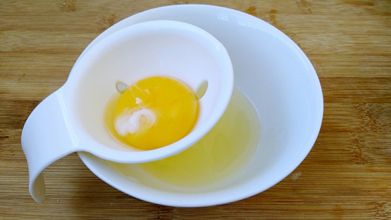 自制蛋黄沙拉酱,用分离器将蛋黄蛋清分离，只留蛋黄！