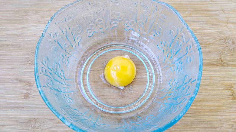 自制蛋黄沙拉酱,把蛋黄放入一个稍大一点的碗中。