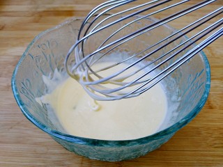 自制蛋黄沙拉酱,用打蛋器将蛋黄白糖混合打发，至蛋黄颜色变浅，体积膨胀。