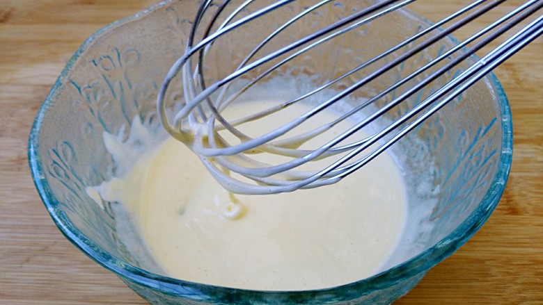 自制蛋黄沙拉酱,用打蛋器将蛋黄白糖混合打发，至蛋黄颜色变浅，体积膨胀。