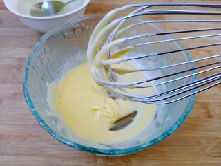 自制蛋黄沙拉酱,接着加入少量的油，搅拌至油和蛋黄融合。你会发现蛋黄酱越来越浓稠。