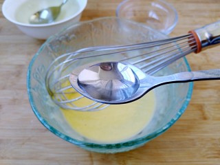 自制蛋黄沙拉酱,随着油一点点的加入，蛋黄酱越来越浓稠，搅拌比较吃力时，加入一小勺白醋。