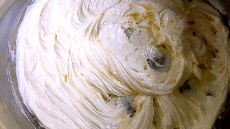 酥脆到不行的三色曲奇,黄油提前取出室温软化，等待糖液晾凉的时候打发黄油。用打蛋器打到黄油颜色发白，呈羽毛状。