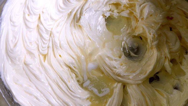 酥脆到不行的三色曲奇,糖液晾凉后分10次左右加入黄油中搅打，打到完全融合均匀再加入下一次。