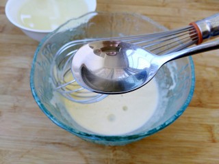自制蛋黄沙拉酱,继续加入少量油，浓稠再加少量醋，重复这个过程。