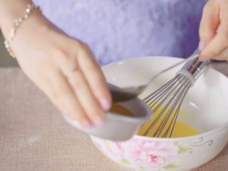 15分钟做个蓬蓬的舒芙蕾,蛋液加入20g融化好的黄油