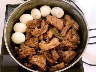 虎皮蛋烧排骨,把煮熟的鸡蛋放入锅里