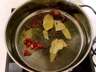 虎皮蛋烧排骨,锅里加入菜籽油，烧5分热的时候加入花椒粒，大料，香叶和干红辣椒炒出香味