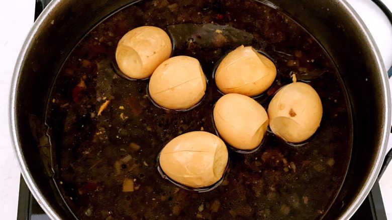 虎皮蛋烧排骨,把划好的鸡蛋放入锅中，加入1勺老抽，继续温火烧10分钟