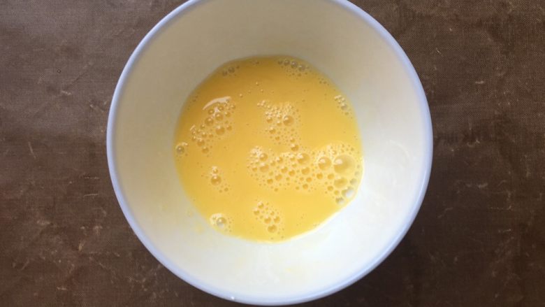 广式月饼,准备蛋液，一个蛋黄半个蛋清