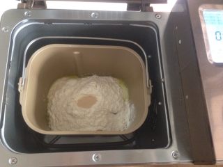 呆萌小狗面包,倒入奶粉和面粉，在面粉顶端加入酵母，放入东菱1352AE-3C面包机里
