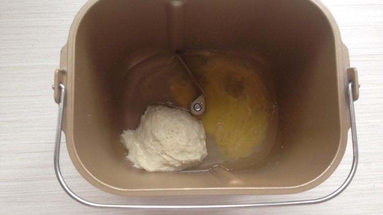 呆萌小狗面包,老面、水和蛋液放进面包桶里