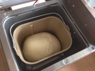 呆萌小狗面包,由于室温高，就没有选择面包机的发酵功能，在面包桶上盖一块湿布，再盖上面包机盖子，面团直接在室温下发酵两倍大。