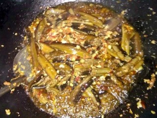 粉丝鳝鱼,把过油后的鳝鱼片倒入炒制好的佐料里
，中火翻炒2-3分钟，让麻辣鲜香浸进鳝鱼片。