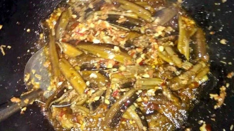 粉丝鳝鱼,把过油后的鳝鱼片倒入炒制好的佐料里
，中火翻炒2-3分钟，让麻辣鲜香浸进鳝鱼片。