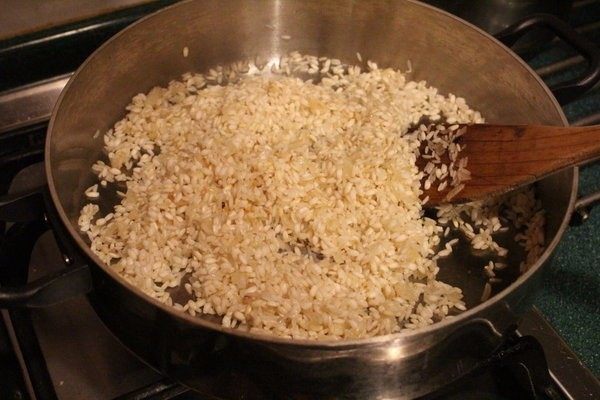 香甜米饭+炸炖饭球,放入意大利米拌炒一下，让米粒沾上油脂。