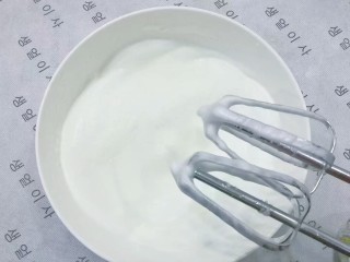 迷彩戚风蛋糕,然后继续打发，并分次加入剩下的白糖，直至提起打蛋器蛋白能拉出一个短小直立的尖角，就表明达到了干性发泡的状态，可以停止搅打了；