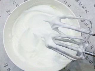 迷彩戚风蛋糕,然后继续打发，并分次加入剩下的白糖，直至提起打蛋器蛋白能拉出一个短小直立的尖角，就表明达到了干性发泡的状态，可以停止搅打了；