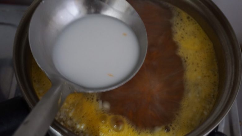 牛肉羹，鲜掉眉毛了！,淀粉水下锅，边边用勺子搅拌。