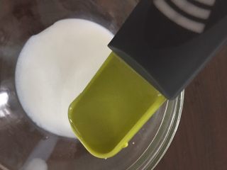 3D果冻花,将牛奶，果味饮料，白砂糖混合搅拌，微波炉加热1分钟，搅拌均匀。