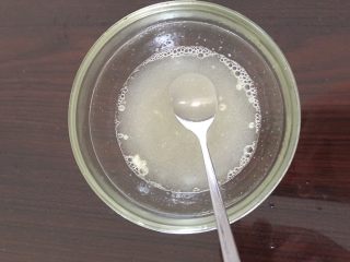 3D果冻花,先做透明果冻液。
吉利丁粉与水混合，搅拌。
分两次放入微波炉依次加热10秒，搅拌均匀。