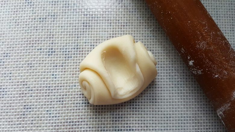 中式点心~玫瑰酥,取一份面团中间用只食指压一道痕迹。