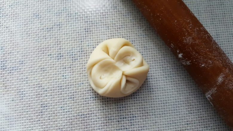 中式点心~玫瑰酥,两边的面向中间聚拢，形成一个圆形。