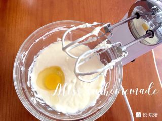 重芝士蛋糕,加入鸡蛋 鸡蛋分次加入，最好选用新鲜 个头中等的鸡蛋，同时预热烤箱150度.