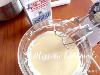 重芝士蛋糕,最后加入奶油，奶油可以控制在40-50g，看自己的口味了