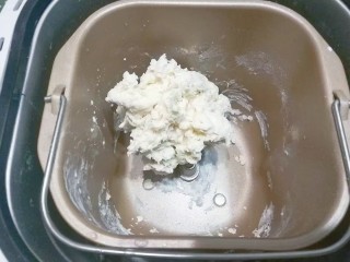 花式豆沙面包,中种面团材料放入面包机搅拌五分钟成团即可；