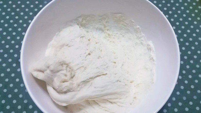 花式豆沙面包,发酵到3倍大，扒开里面有明显的蜂窝网状即可；