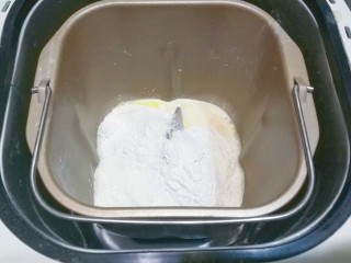 花式豆沙面包,主面团材料除黄油外，放入面包机桶内启动揉面程序揉面3分钟；
