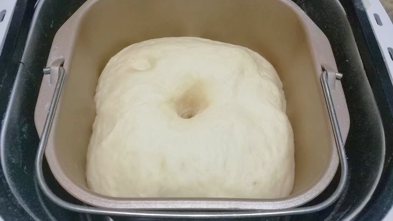 花式豆沙面包,发酵至2~2.5倍大，手指沾粉插孔面团，不塌陷不回缩，即发酵完毕；
