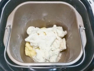 花式豆沙面包,然后将中种面团撕成小块加入面包桶内，继续揉面至扩展阶段后进行发酵；