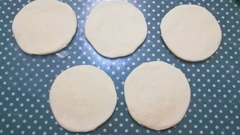 花式豆沙面包,五个一组分别擀成小圆形面皮；
