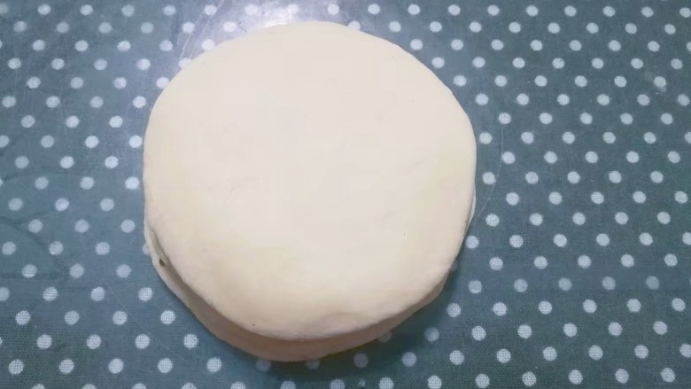 花式豆沙面包,然后盖上第二张小面皮，再抹一层豆沙，交替做完所有面皮；