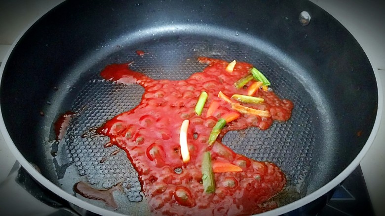 家常版溜肉段,倒入番茄汁。