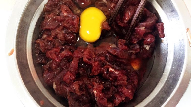 黑椒牛柳烩意粉,打入一个鸡蛋，顺时针搅拌至吸收