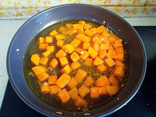 玉珠黄金瓜,倒入清水（半碗左右）煮开至汤汁微甜