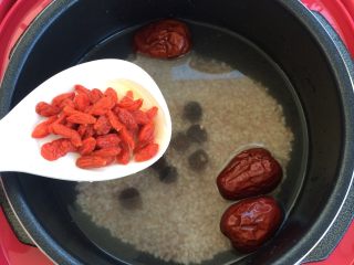 桂圆枸杞美目粥,锅中放约1000毫升的冷水，将红梗米、桂圆肉、枸杞、红枣等食材放入电饭煲