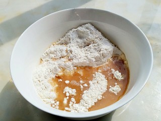 黑加仑红茶贝果,除了50克砂糖以外所有的食材混合。
